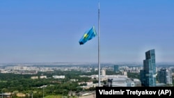 Приспущенный в день траура по жертвам коронавируса флаг в Алматы. 13 июля 2020 года.