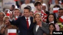 Мэр Варшавы и кандидат от правящей партии "Гражданская платформа" Рафал Тшасковский вышел во второй тур президентских выборов в Польше вмесие с кандидатом от партии "ПиС" Каролем Навроцким