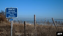 Державний кордон України поблизу Новоазовська, який перебуває під контролем проросійських сил, 24 лютого 2015 року