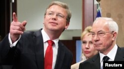 Штефан Філе і Микола Азаров, Брюссель, 15 травня 2012 року