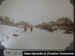 Село Пужники на фото з періоду 1906–1910 років. Світлина із сайту puzniki.pl