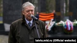 Яўген Лукʼянаў каля мэмарыялу савецкім воінам у Дзьвінску (Daugavpils) 9 лістапада 2019 году