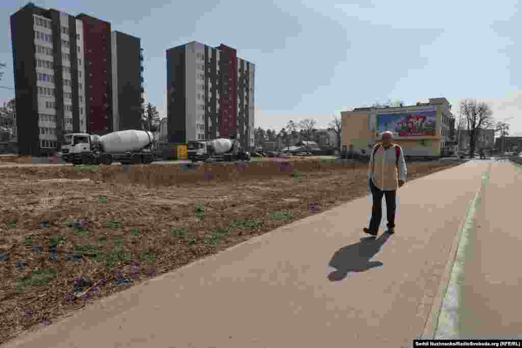 Пашкоджаныя жылыя дамы на Гастомельскай шашы, зьнішчаная расейская тэхніка перад імі. Пазьней брытанскі мастак Бэнксі намаляваў сваё графіці на фасадзе першага будынку.Потым гэтыя дамы разабралі. На іх месцы пустка. Працу Бэнксі перанесьлі на суседні дом.Зьлева — фота 7 красавіка 2022 году, справа — з сакавіка 2025 году