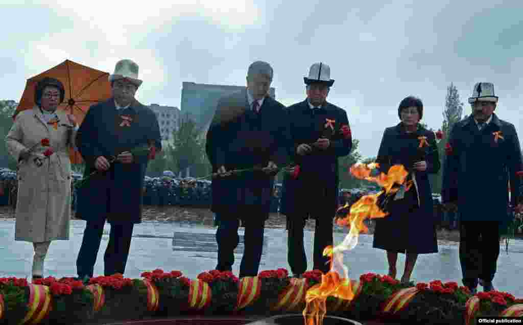 Жеңиш аянтындагы иш-чара. Солдон оңго карай: Экс-президент Роза Отунбаева, спикер Чыныбай Турсунбеков, президент Алмазбек Атамбаев, премьер-министр Сооронбай Жээнбеков, Жогорку Соттун төрайымы Айнаш Токбаева. &nbsp;