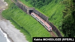 Использовать возможности новых поездов по максимуму пока не позволит качество железнодорожных путей в Грузии