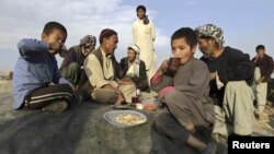 آرشیف - کارگران در حال نوشیدن چای در گوشه‌ای از شهر کابل