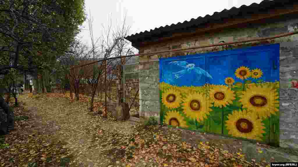 У Бахчисараї хтось намалював графіті на дверях гаража