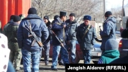 Кыргыз-тажик чегиндеги Көк-Терек айылындагы кыргыз аскерлери. Баткен.