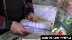 Օձունի խանութներից մեկի սեփականատերը ցույց է տալիս մինչև 5000 դոլարի հասնող պարտքերի ցուցակը: 