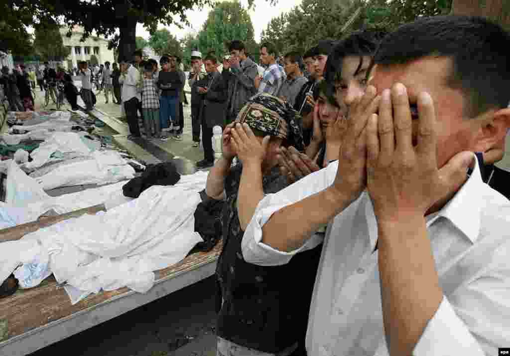 Октон жан бергендердин сөөктөрүнүн жанында бата кылышууда. Эл арасында бийликтер айрым сөөктөрдү катышкан деген сөз бар.&nbsp;