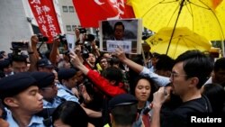 Демонстранттар полиция  менен тирешип жаткан учур. 17-май, 2016-жыл. 