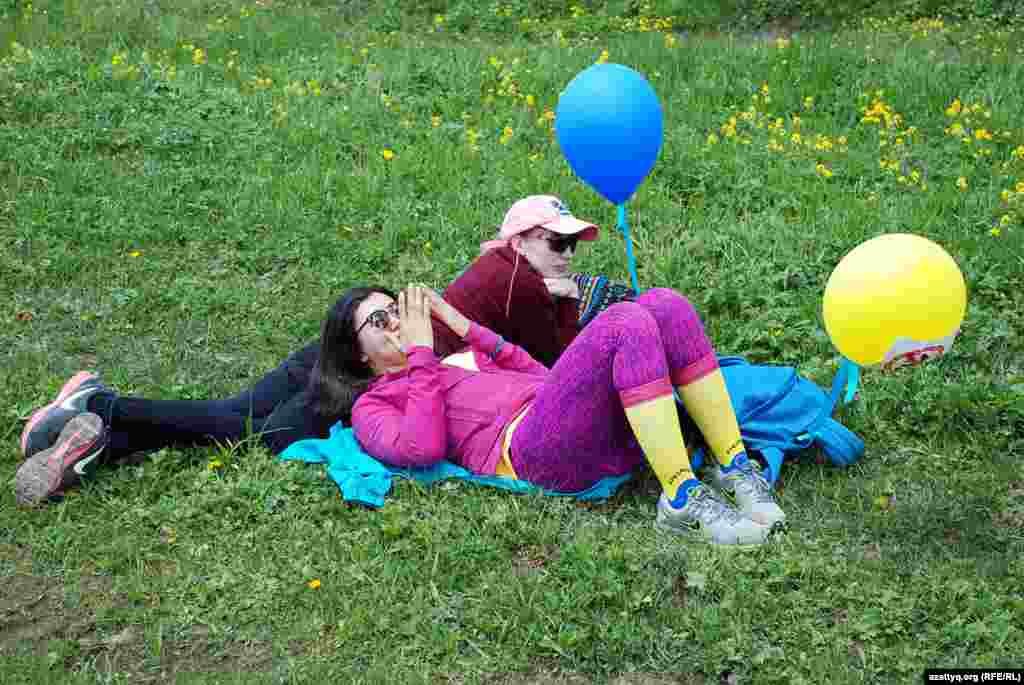 В это время многие присутствующие отдыхали, лежа на траве с&nbsp;воздушными шариками или без них.