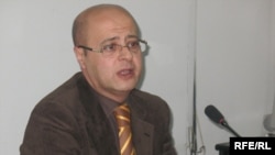 Адонис Дербас выступает на пресс-конференции. Алматы, 5 января 2009 года. 