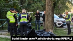 Чорн імішки з тілами вбитих російськими ракетними ударами киян. Столиця України, 28 серпня 2025 року