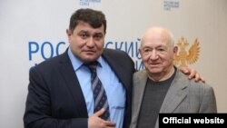 Ноиби аввали президенти Иттиҳодияи футболи Русия Никита Симонян муҷаввизро ба Мубин Эргашев супурд