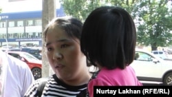 Гозалнур Женисказы с дочерью после возвращения в Алматы через два с лишним года пребывания в Китае. 6 июля 2018 года.