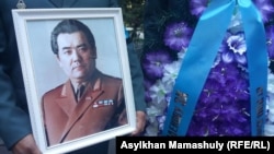 Портрет Закаша Камалиденова на его похоронах. Алматы, 10 мая 2017 года.  