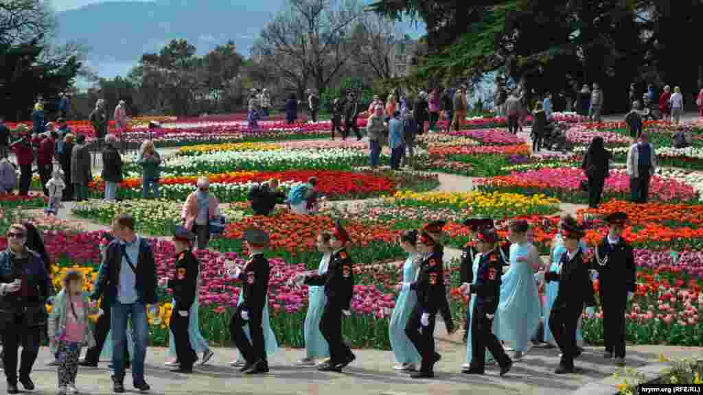 У Нікітському ботанічному саду 10 квітня відкрили щорічний &laquo;Парад тюльпанів&raquo;. Всього в ботсаду висадили 100 тисяч тюльпанів різних сортів. На урочистому відкритті виступили учні кадетських класів ялтинської школи №11