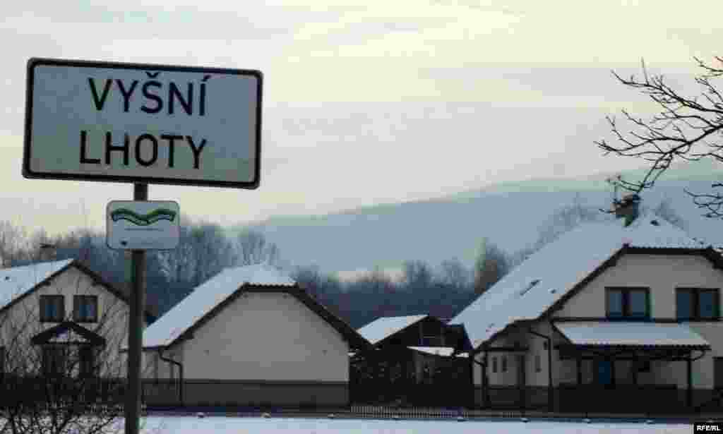 Деревня Вышни Лхоты, где расположен лагерь беженцев, находится на юго-востоке Чехии, это в трех часах езды от Брно.  - Деревня Вышни Лхоты, где расположен чешский лагерь беженцев. 1 февраля 2009 года.