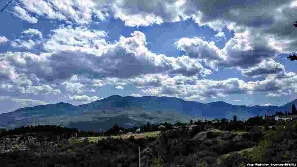 Körbekülniñ çeşit-türlü taraflarından acayip dağ manzaraları açıla