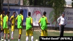 Тими миллии футболи Афғонистон ҳини тамрин дар Душанбе. Акс аз бойгонӣ.