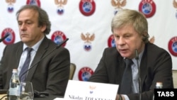 Президент Союза европейских футбольных ассоциаций (УЕФА) Мишель Платини и президент Российского футбольного союза (РФС) Николай Толстых (слева направо) во время пресс-конференции. Михаил Шапаев/ТАСС