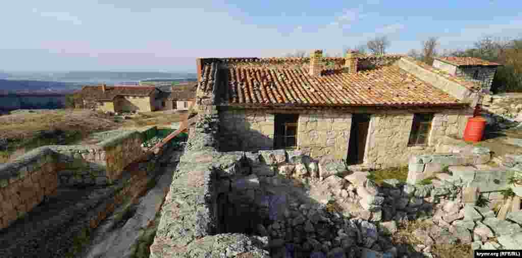 Садиба Чал-Борю, де жив газзан і віровчитель Соломон Бейм (1819-1867 роки). За нею видно садибу Авраама Фірковича (1787-1874 роки) &ndash; караїмського історика і письменника