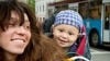 Активист группы "Война", жена Олега Воротникова Наталья Сокол с ребенком