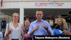 Ռուսաստանցի ընդդիմադիր Ալեքսեյ Նավալնին դստեր՝ Դարիայի հետ ընտրատեղամասի մոտ, Մոսկվա, 8 սեպտեմբերի, 2019թ.