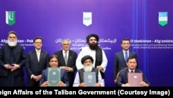 Министр иностранных дел Узбекистана Бахтиёр Саидов, министр правительства «Талибана» Амир Хан Муттаки и глава МИД Пакистана Исхак Дар на подписании рамочного соглашения о совместном технико-экономическом обосновании строительства железной дороги. Кабул, 17 июля 2025 года