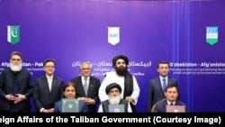 Министр иностранных дел Узбекистана Бахтиёр Саидов, министр правительства «Талибана» Амир Хан Муттаки и глава МИД Пакистана Исхак Дар на подписании рамочного соглашения о совместном технико-экономическом обосновании строительства железной дороги. Кабул, 17 июля 2025 года