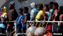 Жер ортолук деңизи аркылуу Европанын жээктерине жетүүгө азыр африкалык мигранттар умтулууда. Реггио Калабрия, Италия, 29-май, 2016-жыл. 