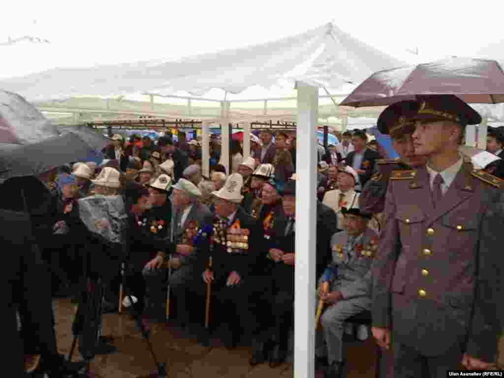 Бул күнгө карата митинг-реквием Бишкектеги Жеңиш аянтында өттү. Иш-чарага президент Алмазбек Атамбаев баштаган өлкө жетекчилери, согуштун жана ооруктун ардагерлери, шаар тургундары катышты. &nbsp;