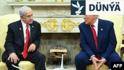 ABŞ-nyň prezidenti Donald Tramp (sagda) Ak Tamda Ysraýylyň premýer-ministri Beniýamin Netanýahu bilen gepleşik geçirýär. 7-nji aprel