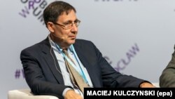 Атлантика кеңеши деген аналитикалык уюм жогорку даражадагы кызматкерлеринин бири, АКШнын Украинадагы мурдагы элчиси Жон Хербст. Вроцлав, 2015-жыл. 