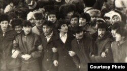 Мәскеудің шешіміне наразылық білдіріп, Алматының орталық алаңына бейбіт шеруге шыққан қазақ жастары. 17 желтоқсан 1986 жыл. Орталық мемлекеттік архив қорындағы сурет.  