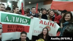 Татар яшьләре Алинә Заһитованы каршы ала