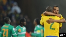 Игрок бразильской сборной Майкон (№2) поздравляет своего партнера по команде Луиса Фабиано с мячом, забитым в ворота команды Кот д'Ивуара
