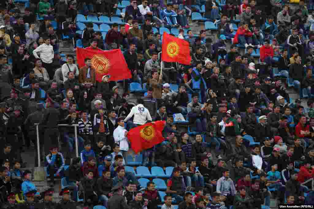 Оюнга келген күйөрмандар Ахледдин Исраилов гол киргизгенде