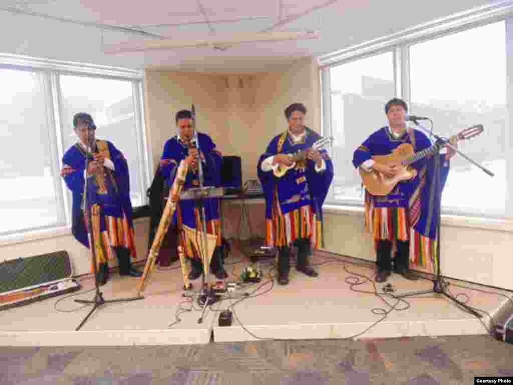 Этно-музыканты, поющие национальные песни южноамериканских индейцев, 2014 год, США Автор: Омурова Карима&nbsp;