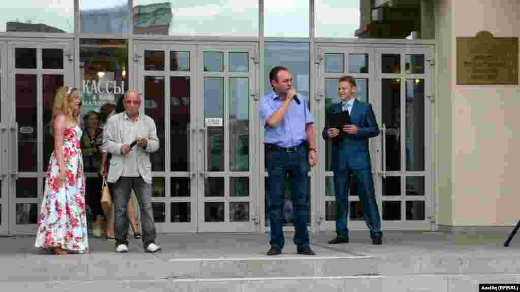 Театр җитәкчеләре чыгыш ясый.