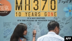 Malaysia Airlines авиакомпаниясына караштуу учактын жоголушунун 10 жылдыгын эскерүү иш-чарасында тартылган сүрөт.