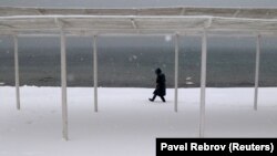 Набережная Евпатории в снегу, архивное фото