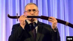 Михаил Ходорковский с саблей фонда Казмира Пулавского на церемонии вручения премий "Рыцарь свободы" в Варшаве, 3 декабря, 2016