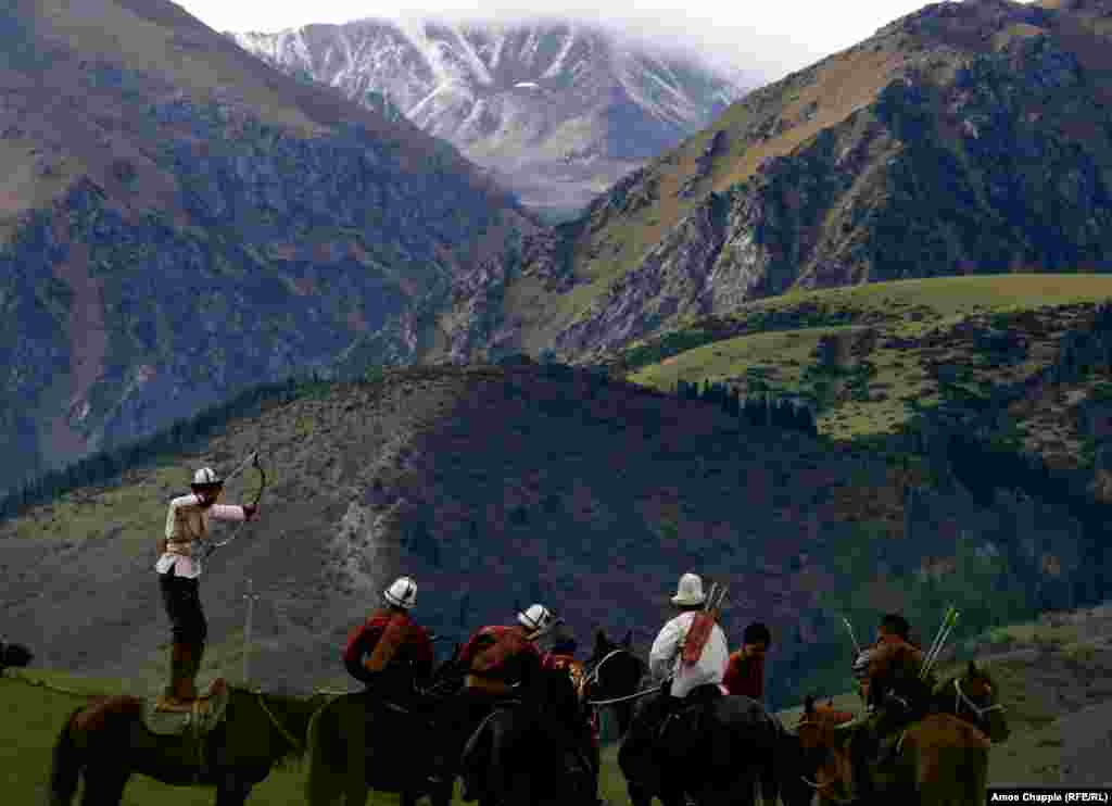 Өспүрүм ат үстүнөн жаа атууга машыгып жатат. Оюндун шарты жебени бутага атты чаап баратып атып, тийгизиш керек.