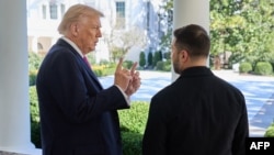 Доналд Трамп (чап) ва Владимир Зеленский (рост)