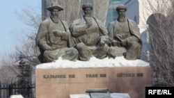 Памятники символам справедливого правосудия, известным казахским биям (судьям) Казыбек би, Толе би и Айтеке би. Перед зданием городского суда Астаны.