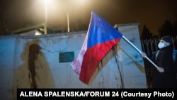 Стіни будівель посольства Росії в столиці Чехії Празі облили кетчупом як, за словами учасників акції, символом кривавого режиму Кремля