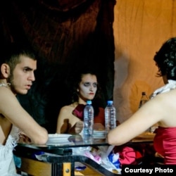 Elza Furtado "ADO" teatrın "STOP" tamaşasında