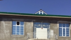 ‘Ahalda resmiler 1 mellek ýerini ýa-da 30 ýyllyk ipotekaly 2 etažly jaýy birwagtda 3-4 adama birden satýar’